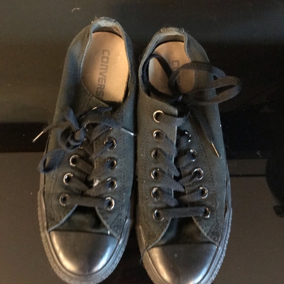 Woman's Converse Shoes😊😎 - Picture 2 of 6